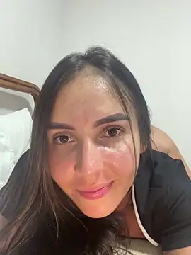 Snapshot of Scarlett05 chatting on November 18, 1:22 am Scarlett05 online show from November 18, 1:22 am