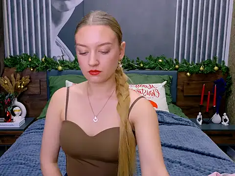 Snapshot of DarcyWilsy chatting on December 17, 4:02 pm DarcyWilsy online show from December 17, 4:02 pm