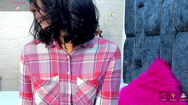 Snapshot of MiaAmore_ chatting on December 14, 3:17 pm MiaAmore online show from December 14, 3:17 pm