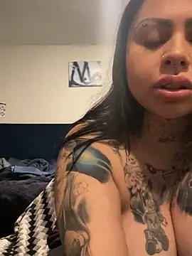 Snapshot of chicanachic13 chatting on September 13, 5:18 am chicanachic13 online show from September 13, 5:18 am