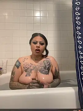 Snapshot of chicanachic13 chatting on September 21, 2:13 am chicanachic13 online show from September 21, 2:13 am