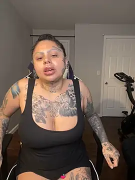 Snapshot of chicanachic13 chatting on October 3, 6:54 am chicanachic13 online show from October 3, 6:54 am