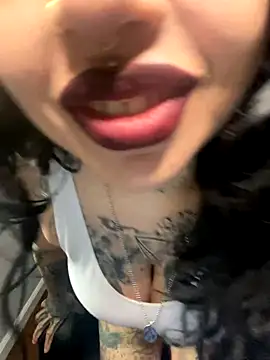 Snapshot of chicanachic13 chatting on October 19, 9:48 pm chicanachic13 online show from October 19, 9:48 pm