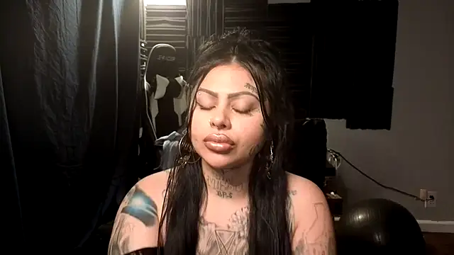 Snapshot of chicanachic13 chatting on October 30, 6:26 am chicanachic13 online show from October 30, 6:26 am