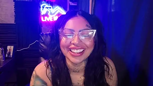 Snapshot of chicanachic13 chatting on December 13, 9:53 pm chicanachic13 online show from December 13, 9:53 pm