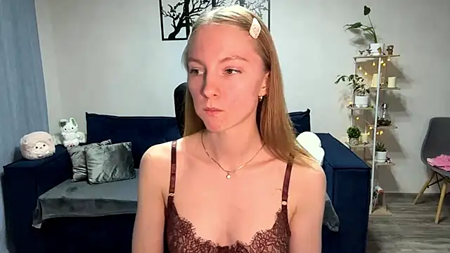 Snapshot of BrightAnnie chatting on October 15, 3:01 pm BrightAnnie online show from October 15, 3:01 pm