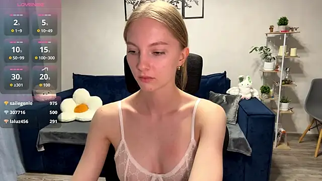 Snapshot of BrightAnnie chatting on October 24, 5:20 pm BrightAnnie online show from October 24, 5:20 pm