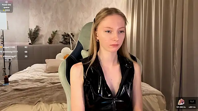 Snapshot of BrightAnnie chatting on December 13, 7:53 pm BrightAnnie online show from December 13, 7:53 pm