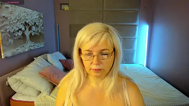 Snapshot of Hella_Fabel chatting on May 24, 1:10 am Hella Fabel online show from May 24, 1:10 am