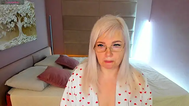 Snapshot of Hella_Fabel chatting on June 23, 1:14 am Hella Fabel online show from June 23, 1:14 am