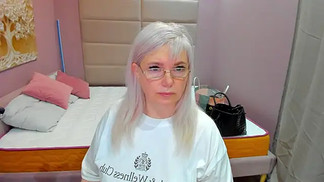 Snapshot of Hella_Fabel chatting on June 25, 1:16 am Hella Fabel online show from June 25, 1:16 am