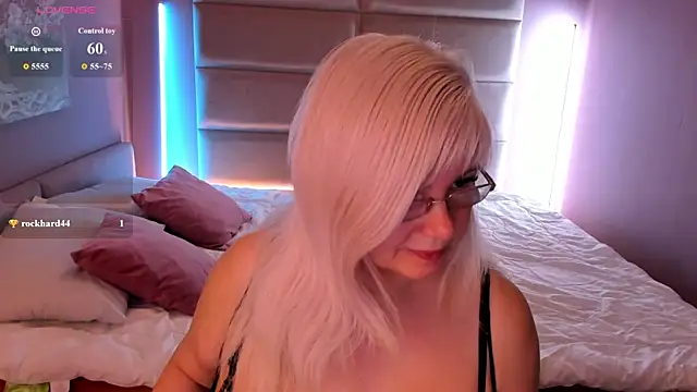 Snapshot of Hella_Fabel chatting on July 13, 1:19 am Hella Fabel online show from July 13, 1:19 am
