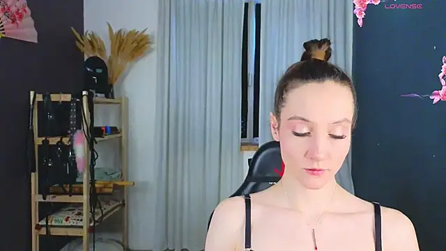 laracroftmansion online show from May 6, 3:28 pm