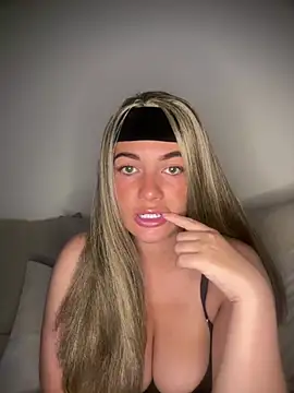 Snapshot of little_lola_x chatting on May 20, 8:04 pm little lola x online show from May 20, 8:04 pm