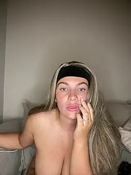 Snapshot of little_lola_x chatting on July 2, 9:10 pm little lola x online show from July 2, 9:10 pm