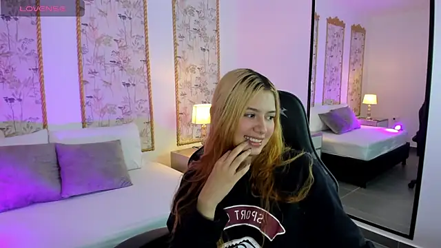 Snapshot of daniand_ chatting on November 1, 2:13 am daniand online show from November 1, 2:13 am