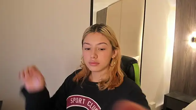 Snapshot of daniand_ chatting on November 19, 11:54 am daniand online show from November 19, 11:54 am