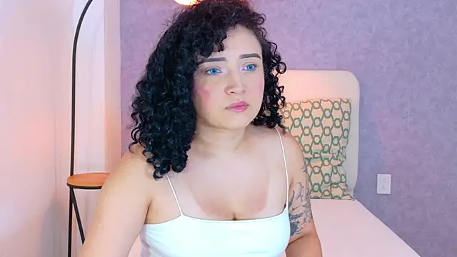 Snapshot of Tracielowe_w chatting on December 14, 3:34 am Tracielowe w online show from December 14, 3:34 am