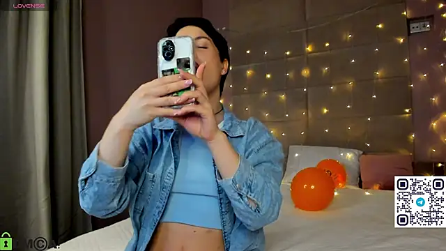 Snapshot of Adeline_Perle chatting on October 30, 1:29 am Adeline Perle online show from October 30, 1:29 am