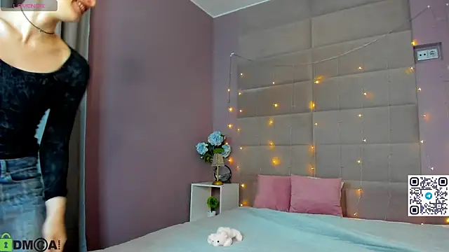 Snapshot of Adeline_Perle chatting on October 31, 1:17 am Adeline Perle online show from October 31, 1:17 am