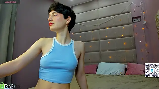 Snapshot of Adeline_Perle chatting on November 5, 1:16 am Adeline Perle online show from November 5, 1:16 am