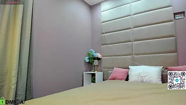 Snapshot of Adeline_Perle chatting on November 9, 1:15 am Adeline Perle online show from November 9, 1:15 am