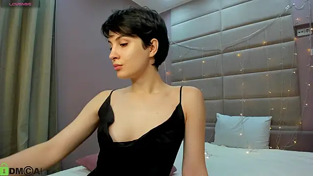 Snapshot of Adeline_Perle chatting on November 11, 1:16 am Adeline Perle online show from November 11, 1:16 am