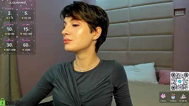 Snapshot of Adeline_Perle chatting on November 17, 1:11 am Adeline Perle online show from November 17, 1:11 am