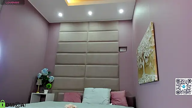 Snapshot of Adeline_Perle chatting on November 19, 1:05 am Adeline Perle online show from November 19, 1:05 am