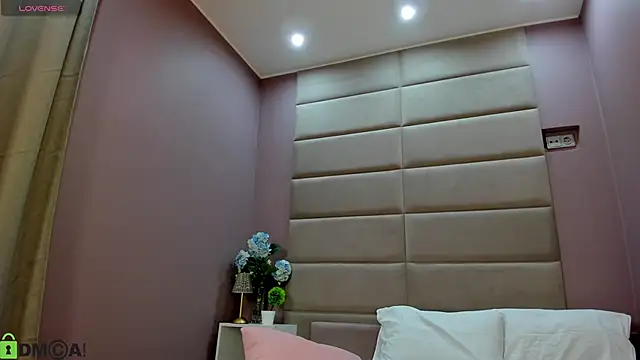 Snapshot of Adeline_Perle chatting on November 20, 1:17 am Adeline Perle online show from November 20, 1:17 am