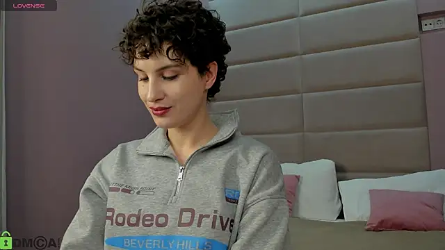 Snapshot of Adeline_Perle chatting on December 3, 1:02 am Adeline Perle online show from December 3, 1:02 am