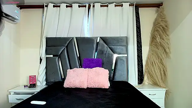 Snapshot of MiniLove_01 chatting on June 5, 12:11 pm MiniLove 01 online show from June 5, 12:11 pm