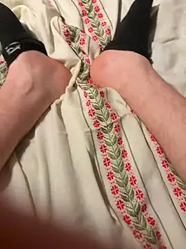 Snapshot of A2221aw chatting on November 28, 12:13 am A2221aw online show from November 28, 12:13 am