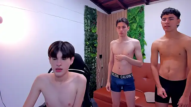 Snapshot of boysinheat_ chatting on October 20, 1:44 pm boysinheat online show from October 20, 1:44 pm