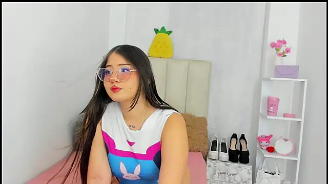 Snapshot of ImSofia222_ chatting on November 13, 5:28 am ImSofia222 online show from November 13, 5:28 am