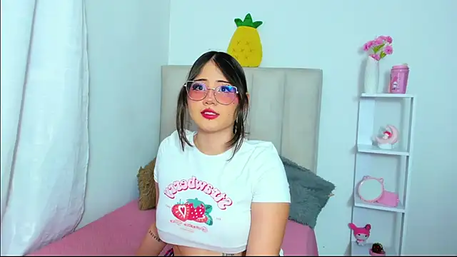 Snapshot of ImSofia222_ chatting on November 21, 7:18 am ImSofia222 online show from November 21, 7:18 am