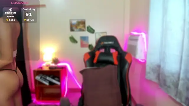 Snapshot of dianne_swift chatting on December 1, 2:38 am dianne swift online show from December 1, 2:38 am