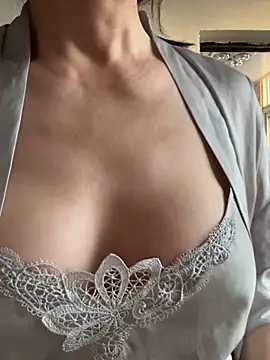 xiiuuff18 online show from September 12, 10:32 pm