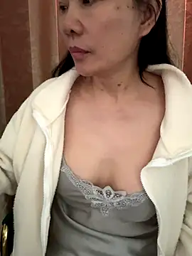 xiiuuff18 online show from November 1, 12:12 am