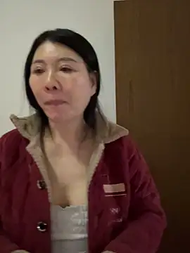 xiiuuff18 online show from February 10, 12:15 am