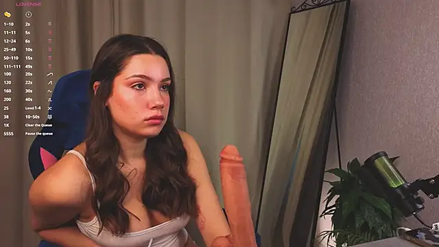 Snapshot of Tiny__Toon chatting on October 17, 6:16 am Tiny Toon online show from October 17, 6:16 am