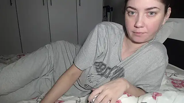 petite danielle online show from February 1, 1:04 am