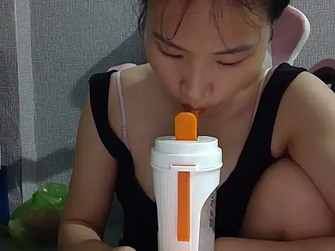 Snapshot of Ly-ny chatting on May 14, 6:04 pm Ly-ny online show from May 14, 6:04 pm