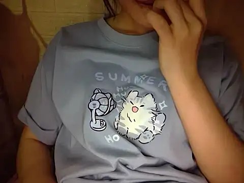 Snapshot of Ly-ny chatting on May 31, 3:19 pm Ly-ny online show from May 31, 3:19 pm