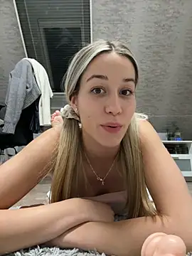 Snapshot of miaistlive chatting on October 23, 8:29 pm miaistlive online show from October 23, 8:29 pm