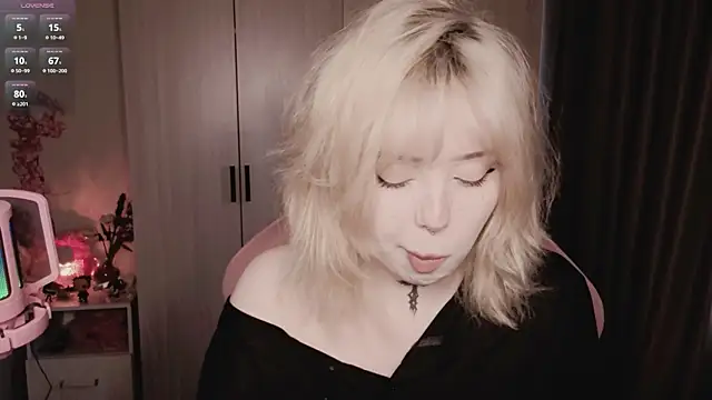 Snapshot of RileyVice chatting on July 16, 9:37 am RileyVice online show from July 16, 9:37 am
