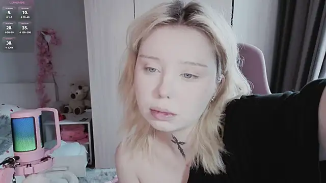 Snapshot of RileyVice chatting on July 26, 8:32 am RileyVice online show from July 26, 8:32 am