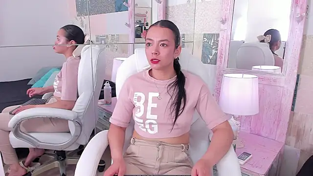 Snapshot of hillary_chen chatting on October 25, 1:35 am hillary chen online show from October 25, 1:35 am