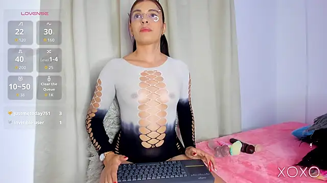 hailey hadid online show from March 12, 7:09 pm