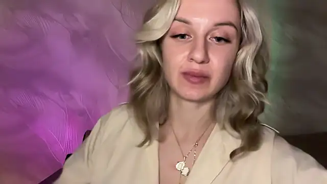 Snapshot of AdeleEverhart chatting on December 18, 7:31 pm AdeleEverhart online show from December 18, 7:31 pm